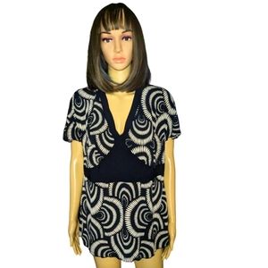 Black & white pullover plus size blouse with unique spiral designs. 14/16W